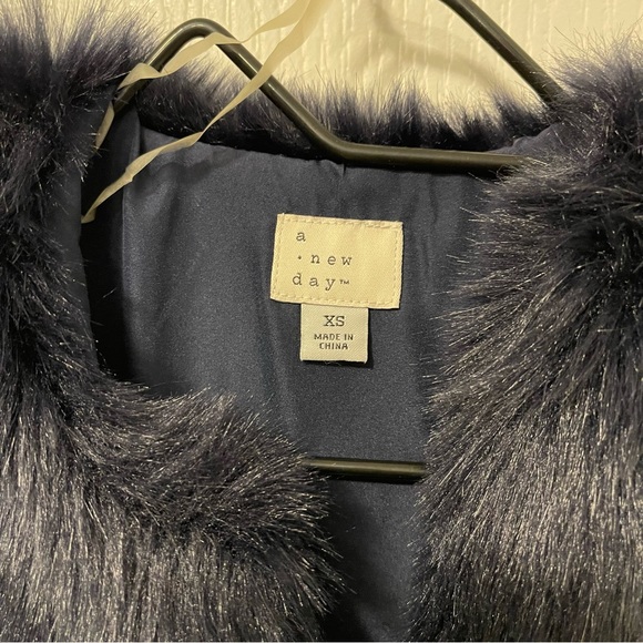 Like New Faux Fur Vest w/ Pockets - Picture 3 of 5